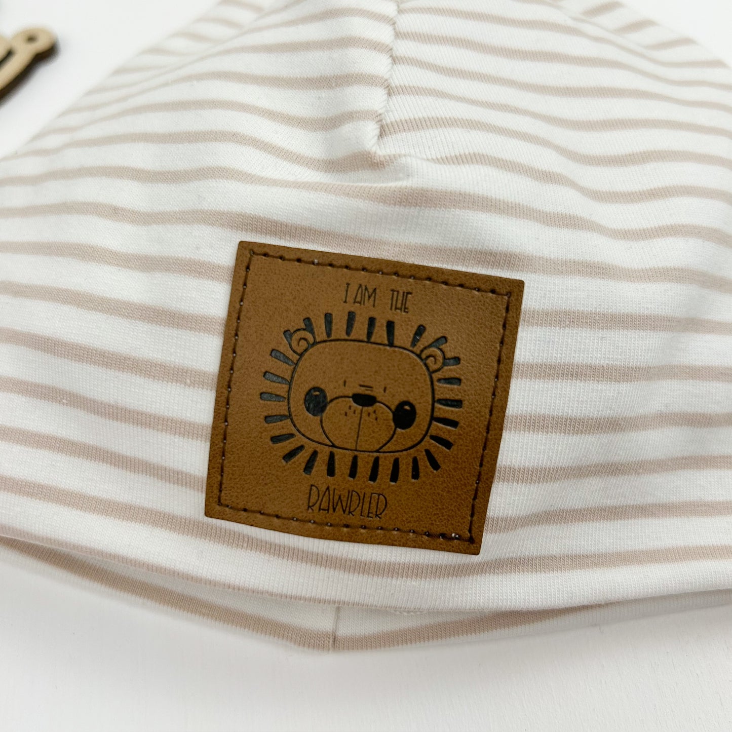 Beanie Mütze aus Jersey gestreift - Mit Label Löwe