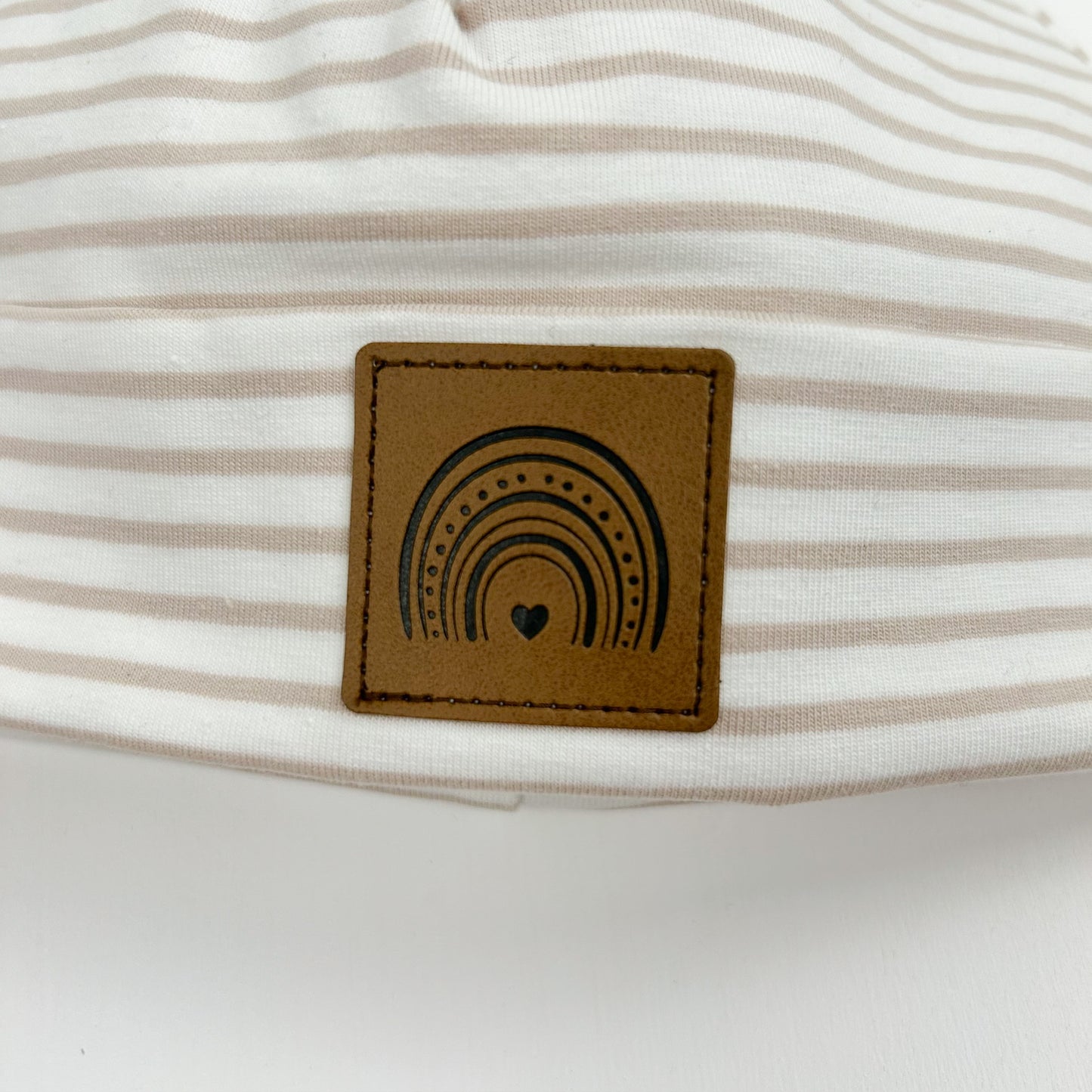 Hipster Beanie Mütze aus Jersey gestreift - Mit Label Regenbogen