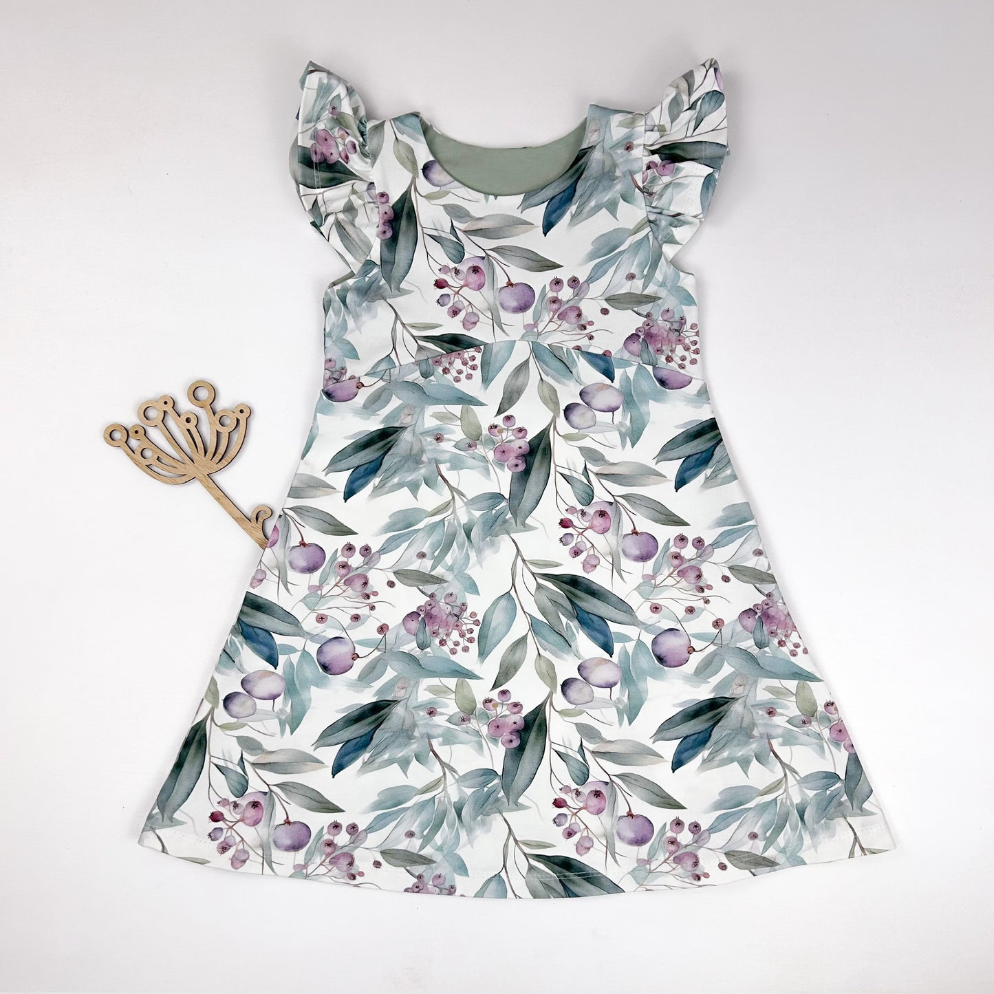 Waldzauber – Kleid mit zarten Blättern & Beeren