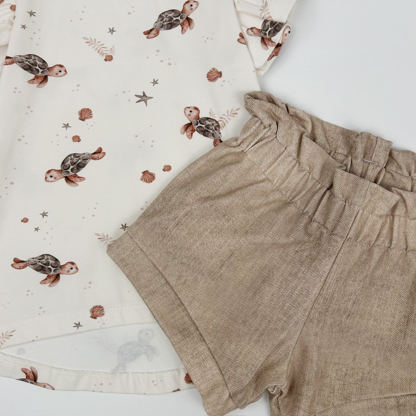 Meereszauber – Shirt mit liebevollem Schildkröten-Print