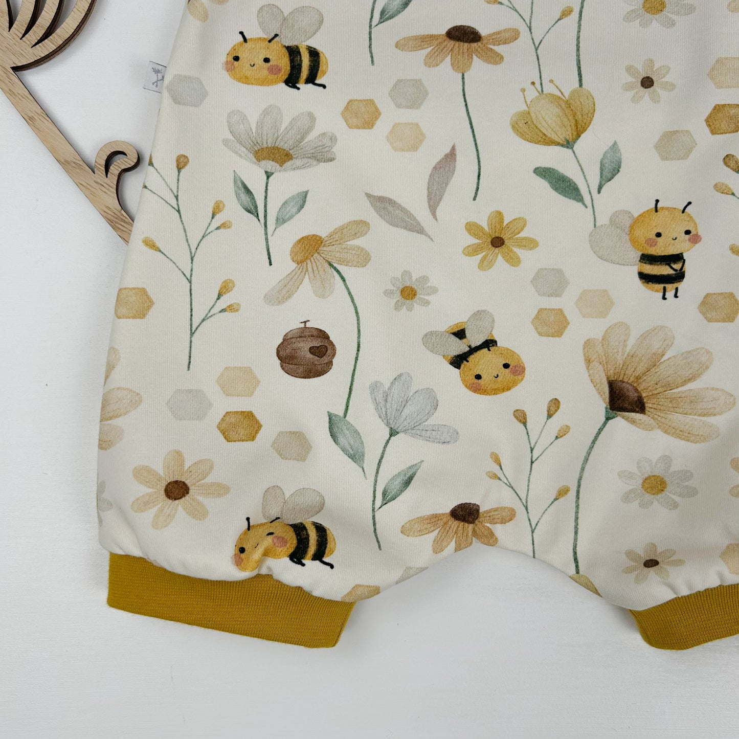 Bienenglück – Sommerlicher Einteiler mit liebevollem Bienen-Print
