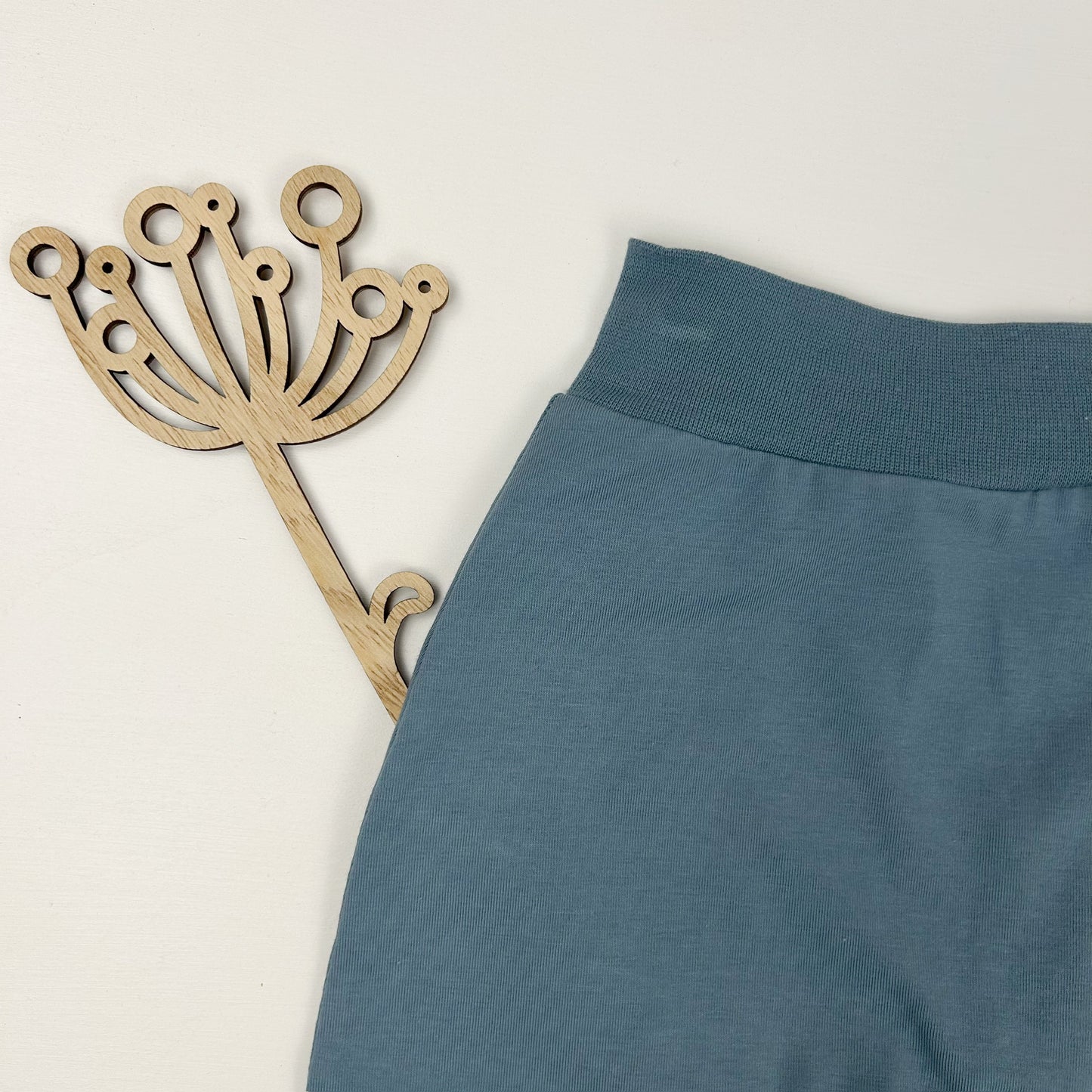 Meeresbrise – Babyhose in sanftem Blau