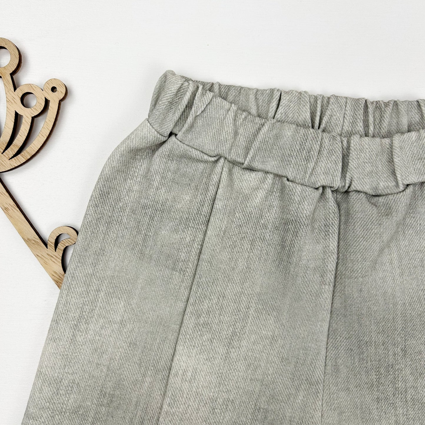 Naturzeit – Kinder-Shorts in sanftem Grau