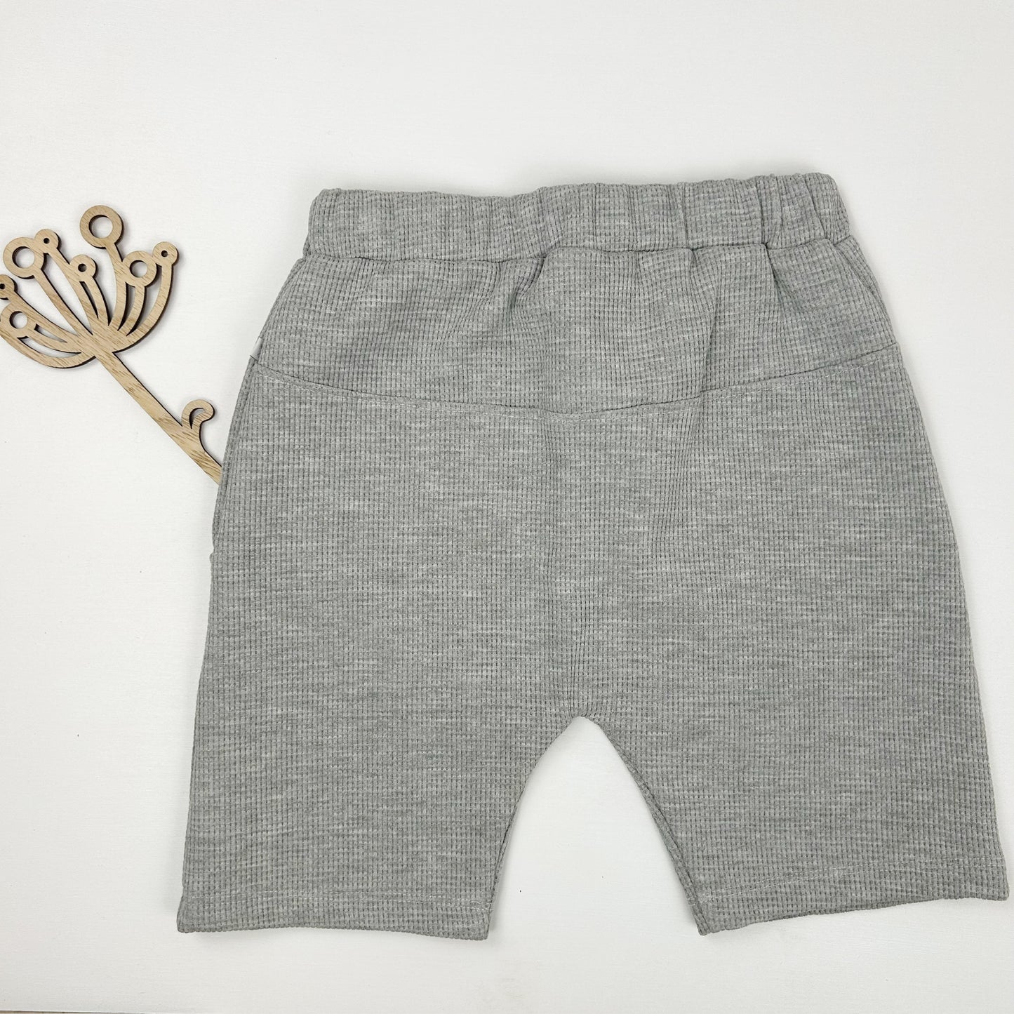 Naturbursche – Kinder-Shorts in hellem Grau