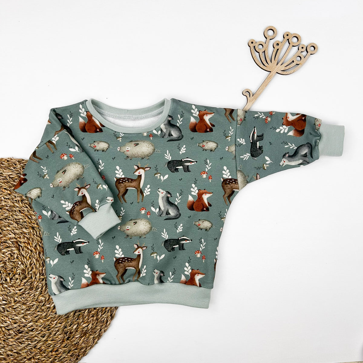 Kinder Oversize-Pullover aus Bio-Baumwolle mit Waldtieren – Salbeigrün