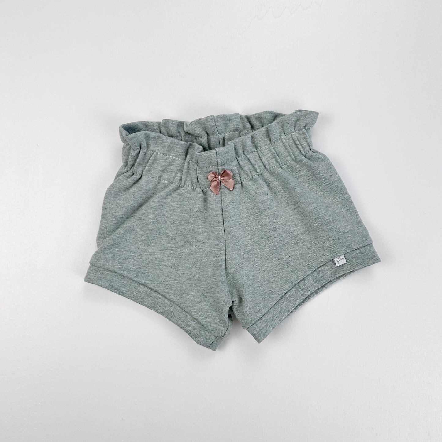 Salbeiglück – Babyshorts in zartem Salbeigrün