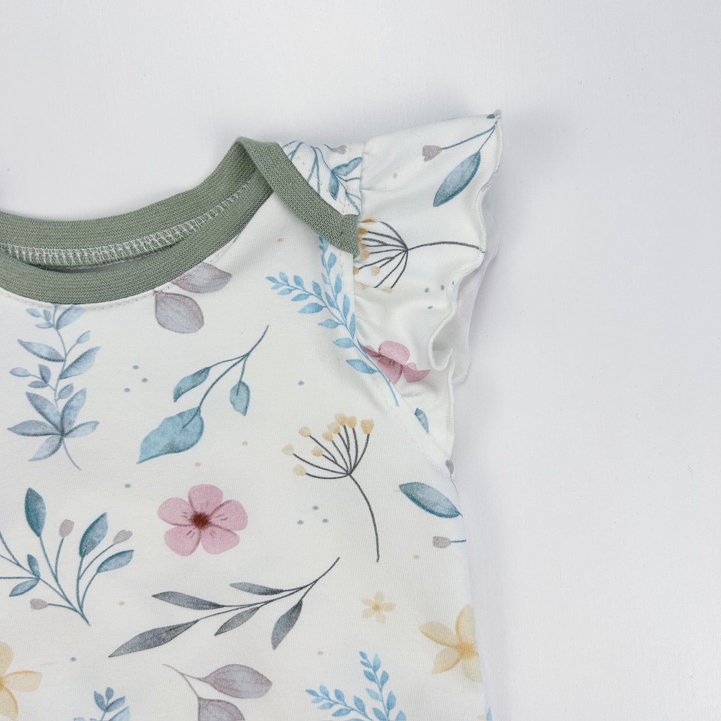 Frühlingszauber – Babybody mit zarten Blüten