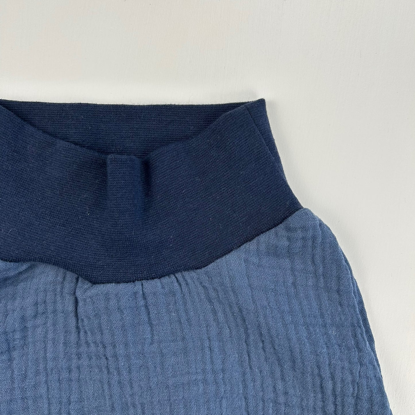 Meeresbrise – Bequeme Babyshorts in Jeansblau