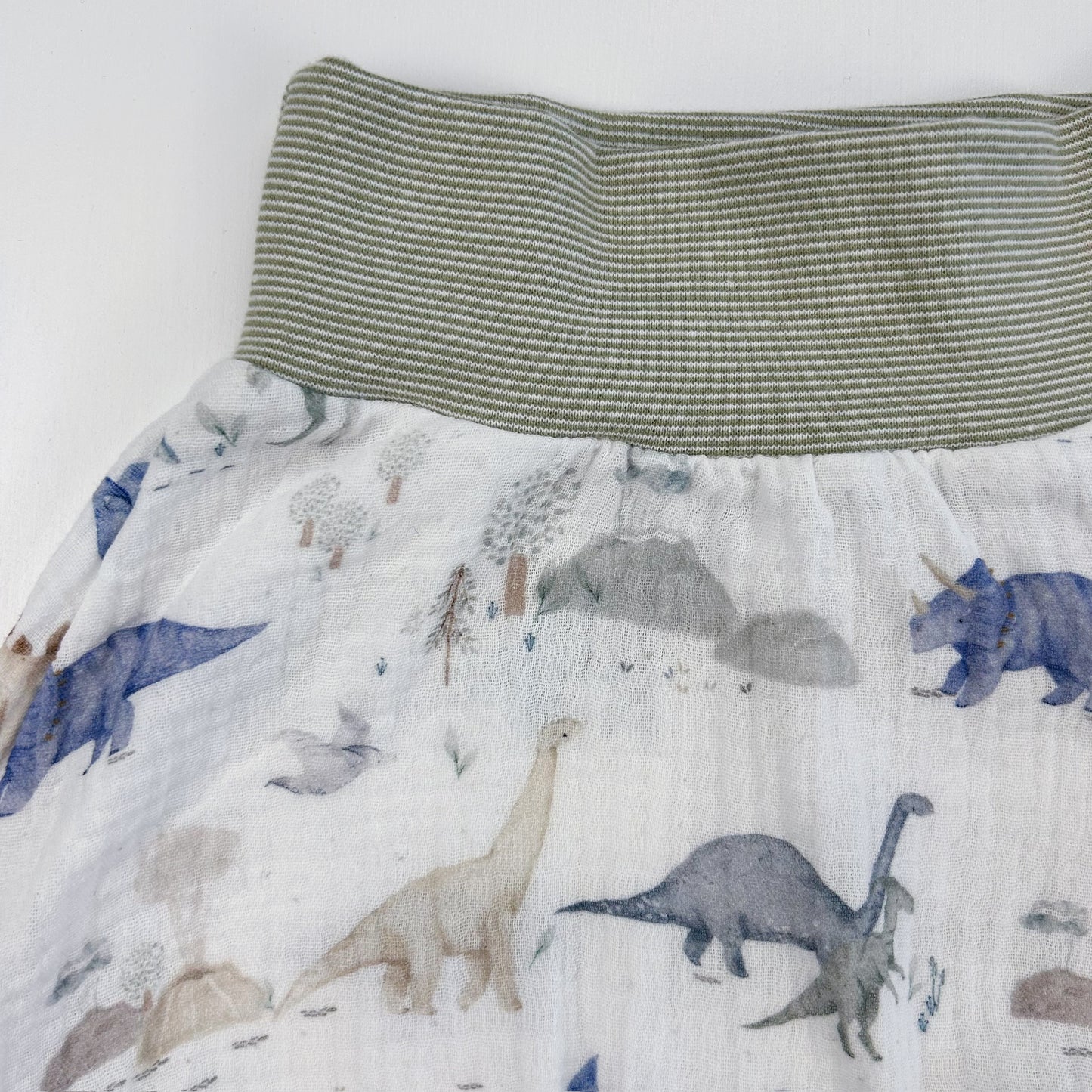 Dino-Abenteuer – Luftige Musselin Shorts mit Dinosauriern