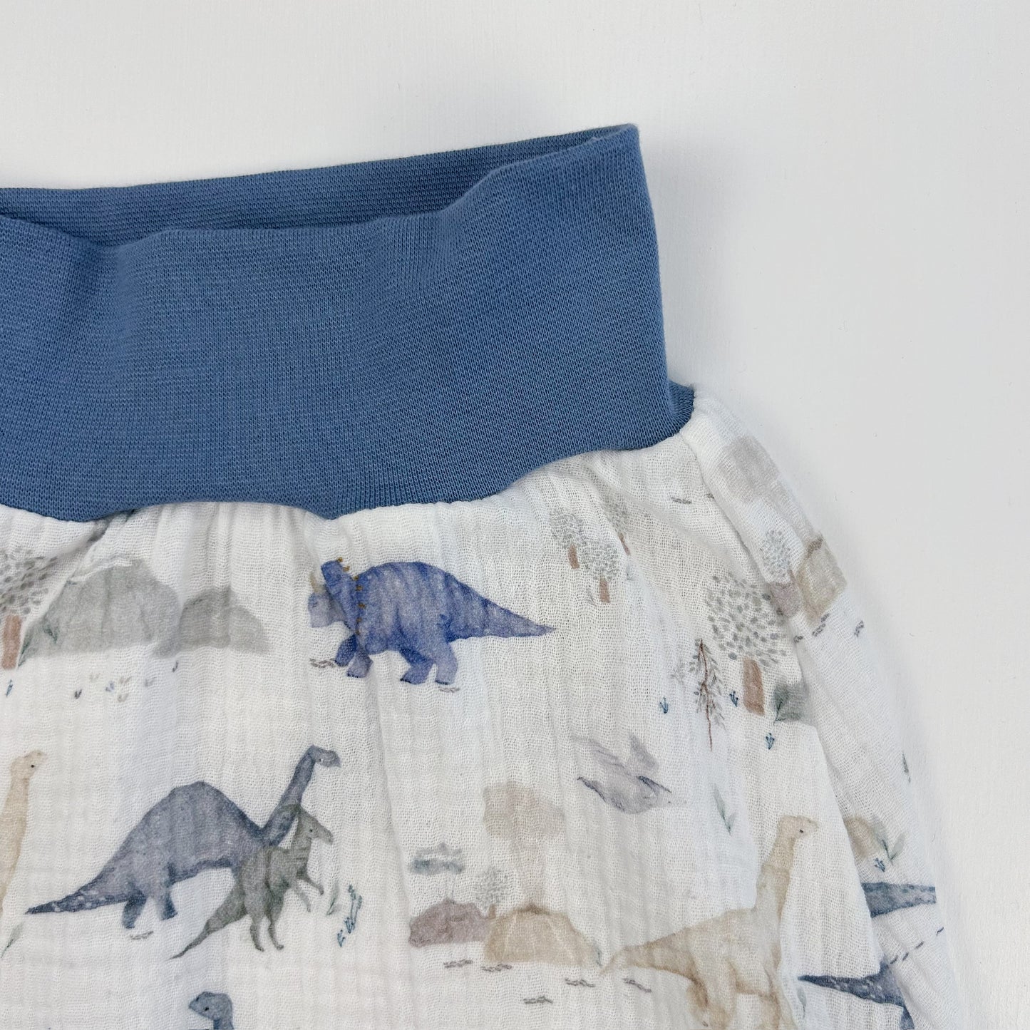 Dino-Welt – Luftige Musselin Shorts mit Dinosauriern