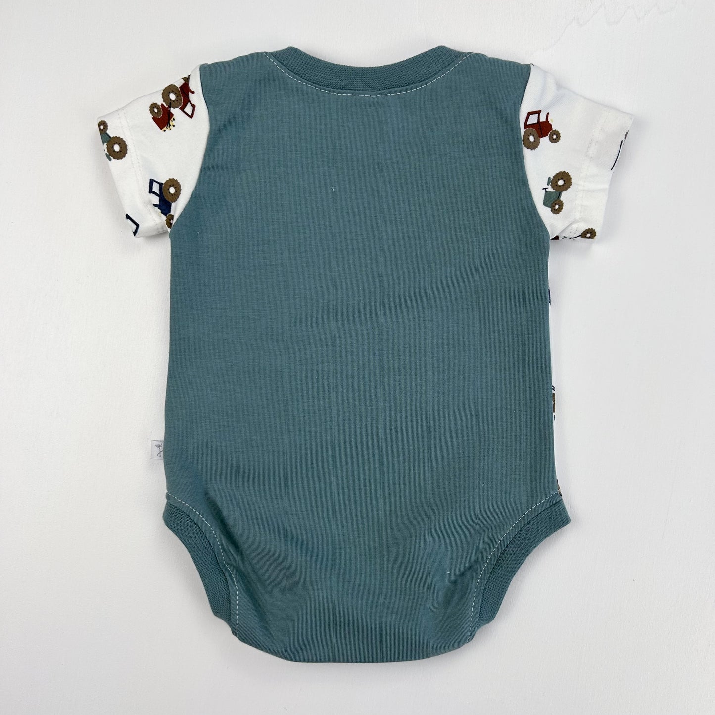 Kleiner Treckerfreund – Babybody mit verspieltem Traktor-Print