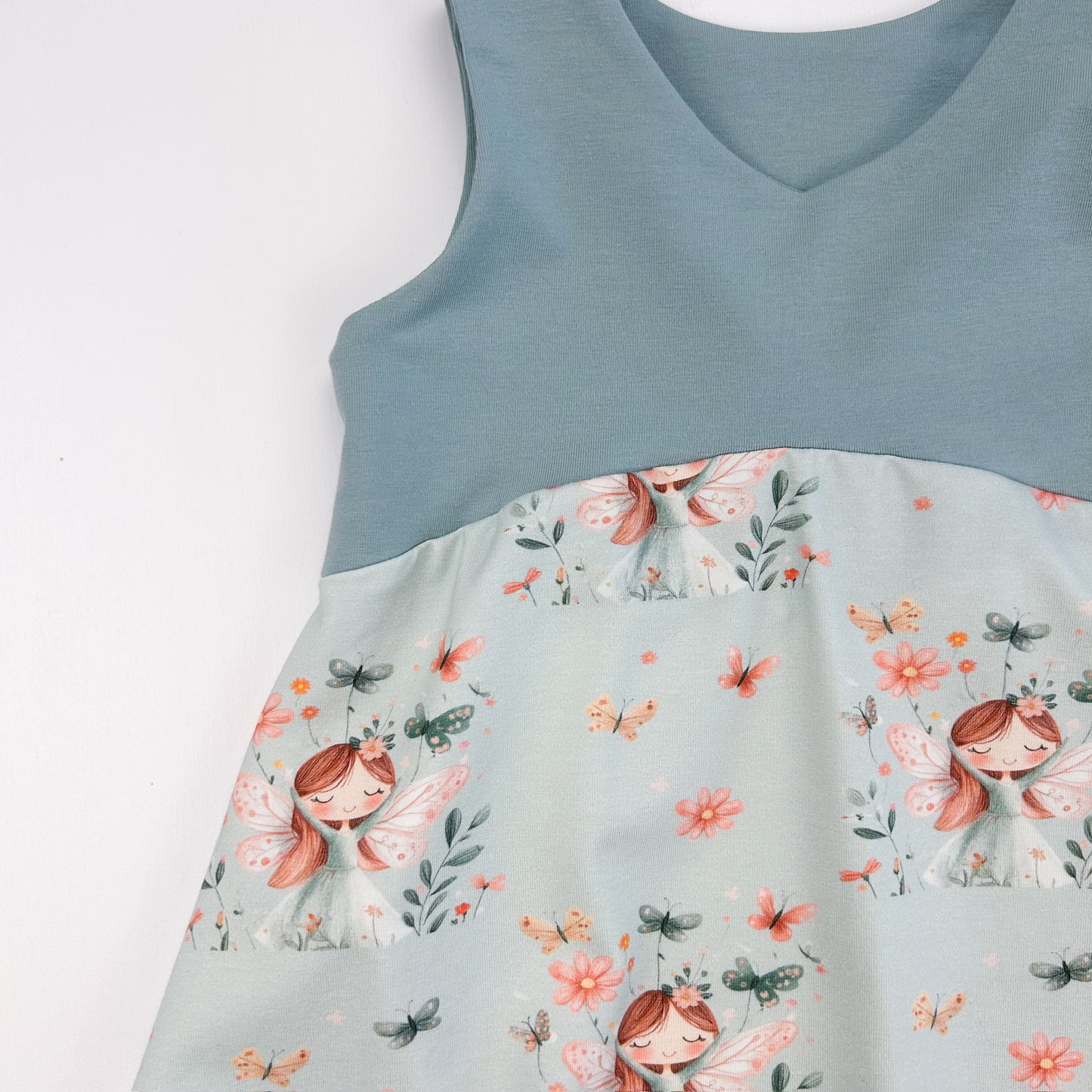 Feentraum – Sommerkleid mit zauberhaftem Elfenprint