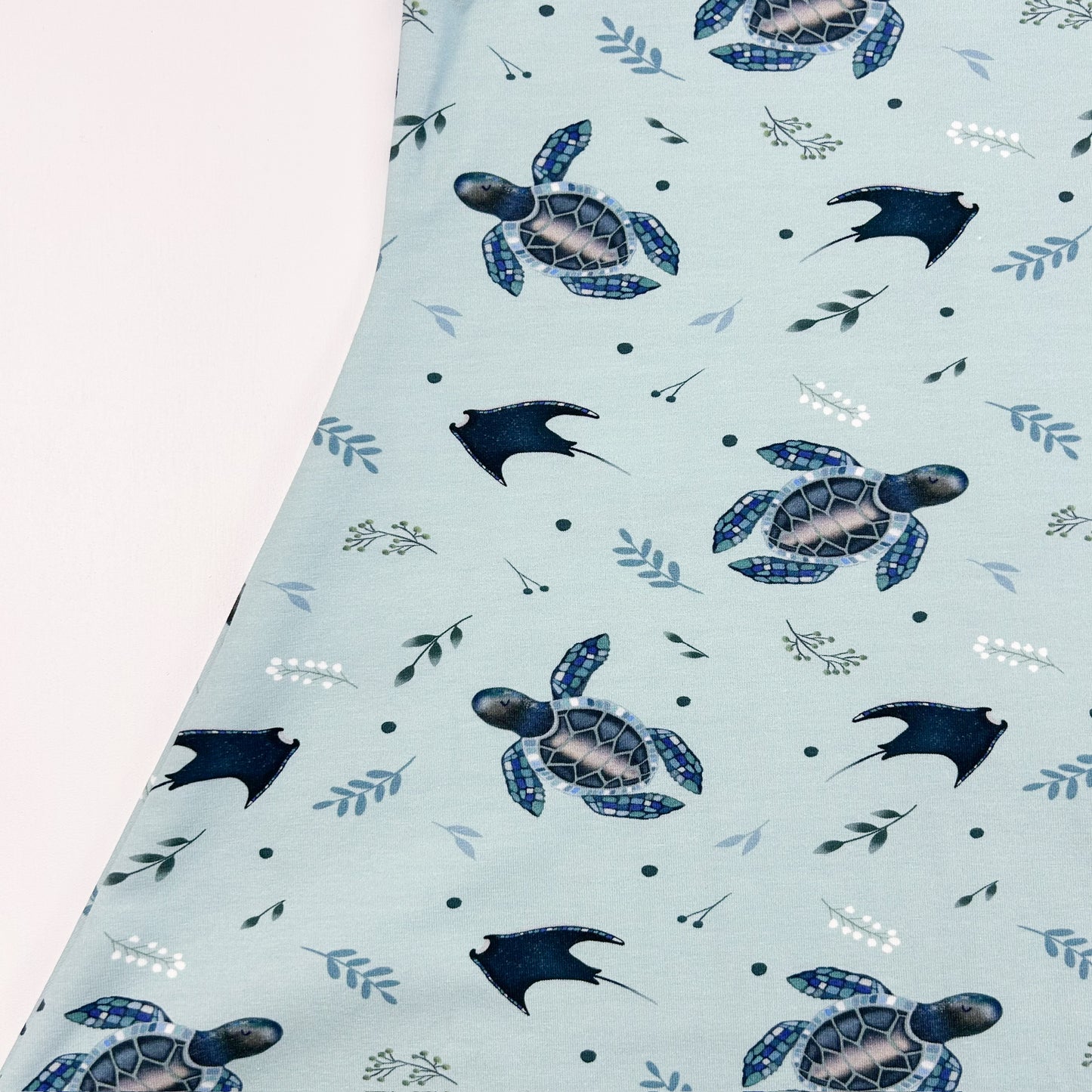 Meereszauber – Sommerkleid mit Schildkrötenprint & Rüschendetails