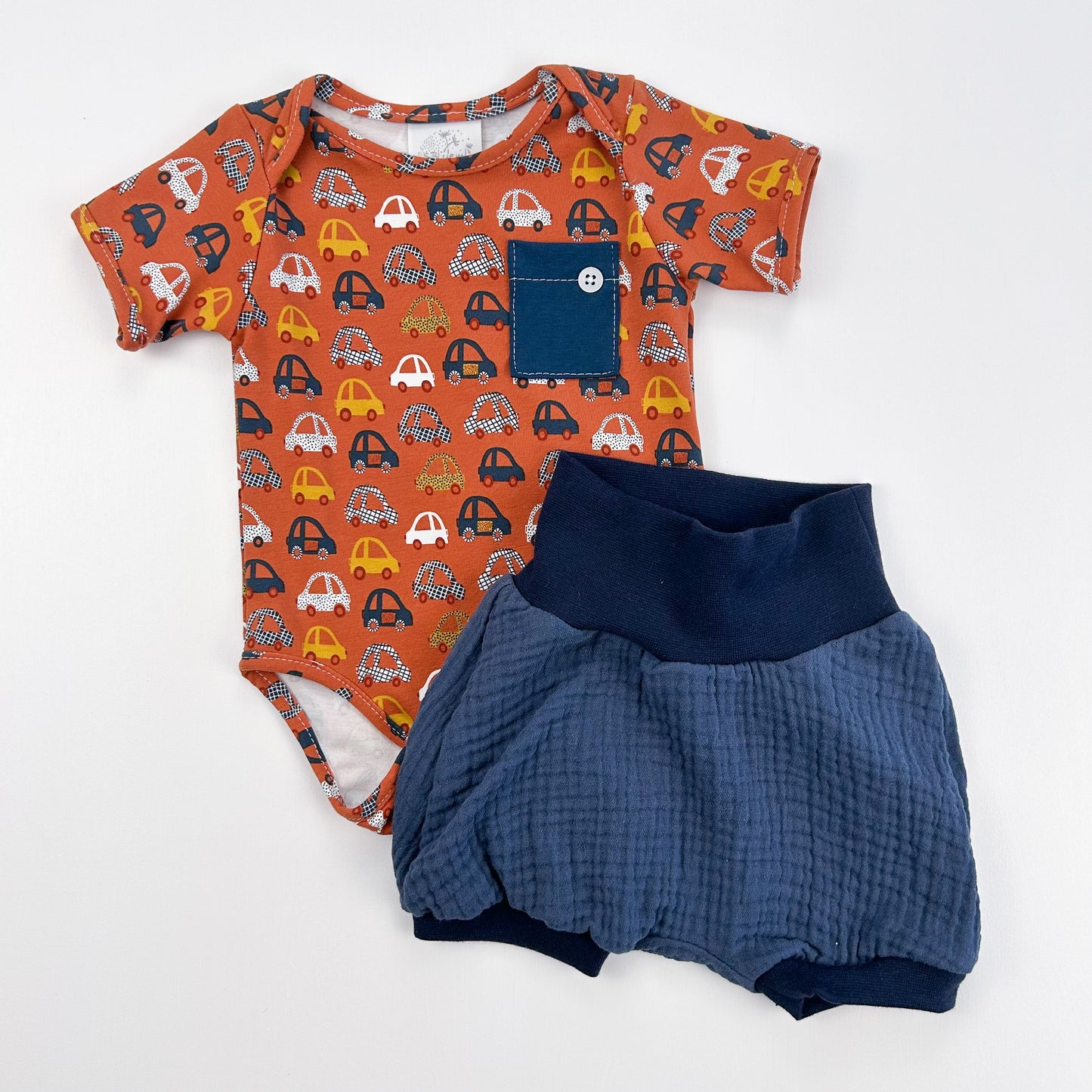 Kleine Flitzer – Babybody mit fröhlichem Auto-Print