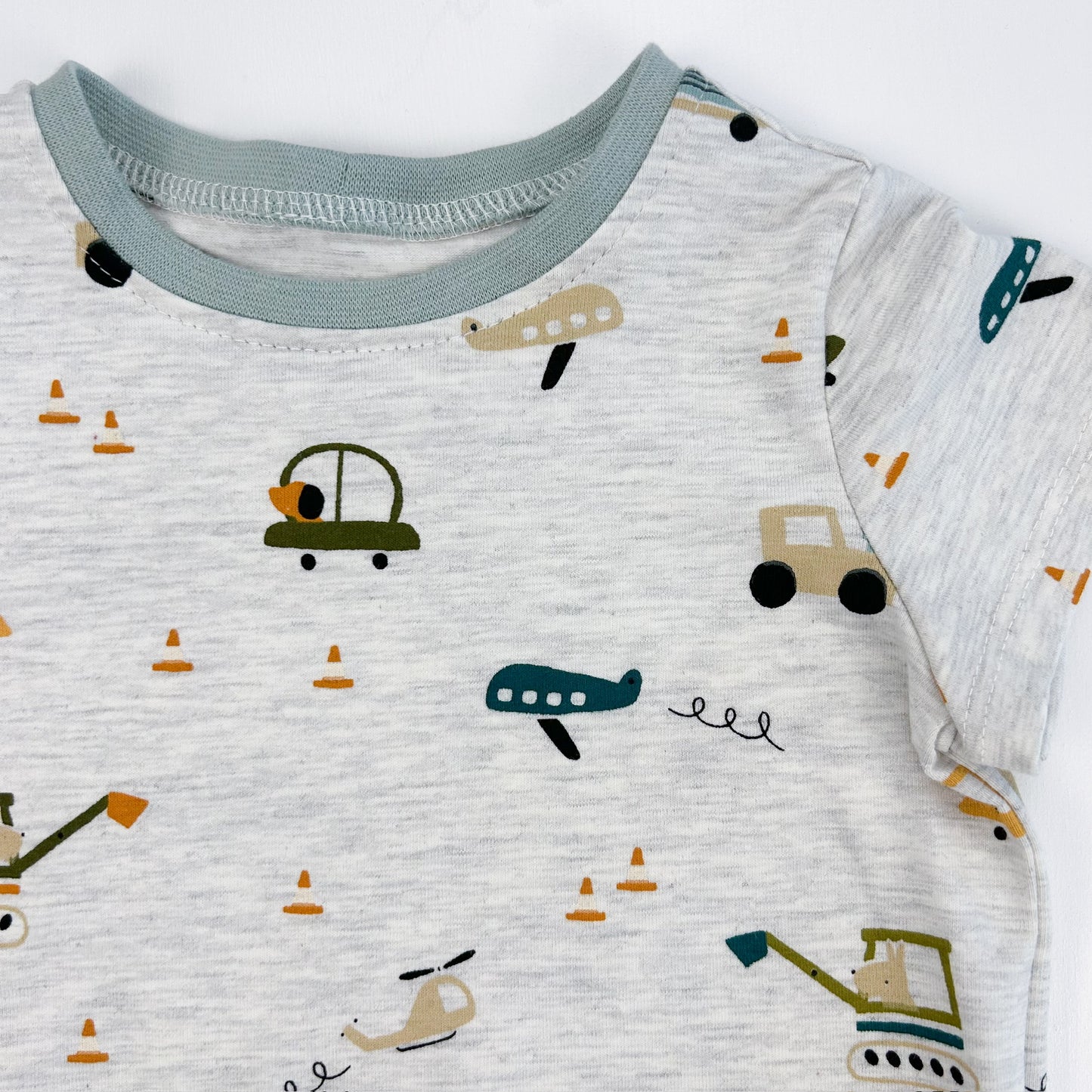 Abenteuerzeit – Kinder-Shirt mit Fahrzeugprint & Entdecker-Motiven
