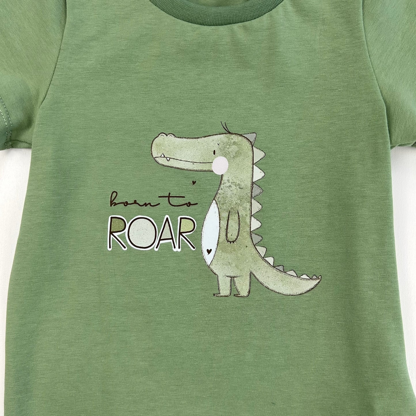 Dinosaurier – Kinder-Shirt mit Dino-Print „Born to Roar“