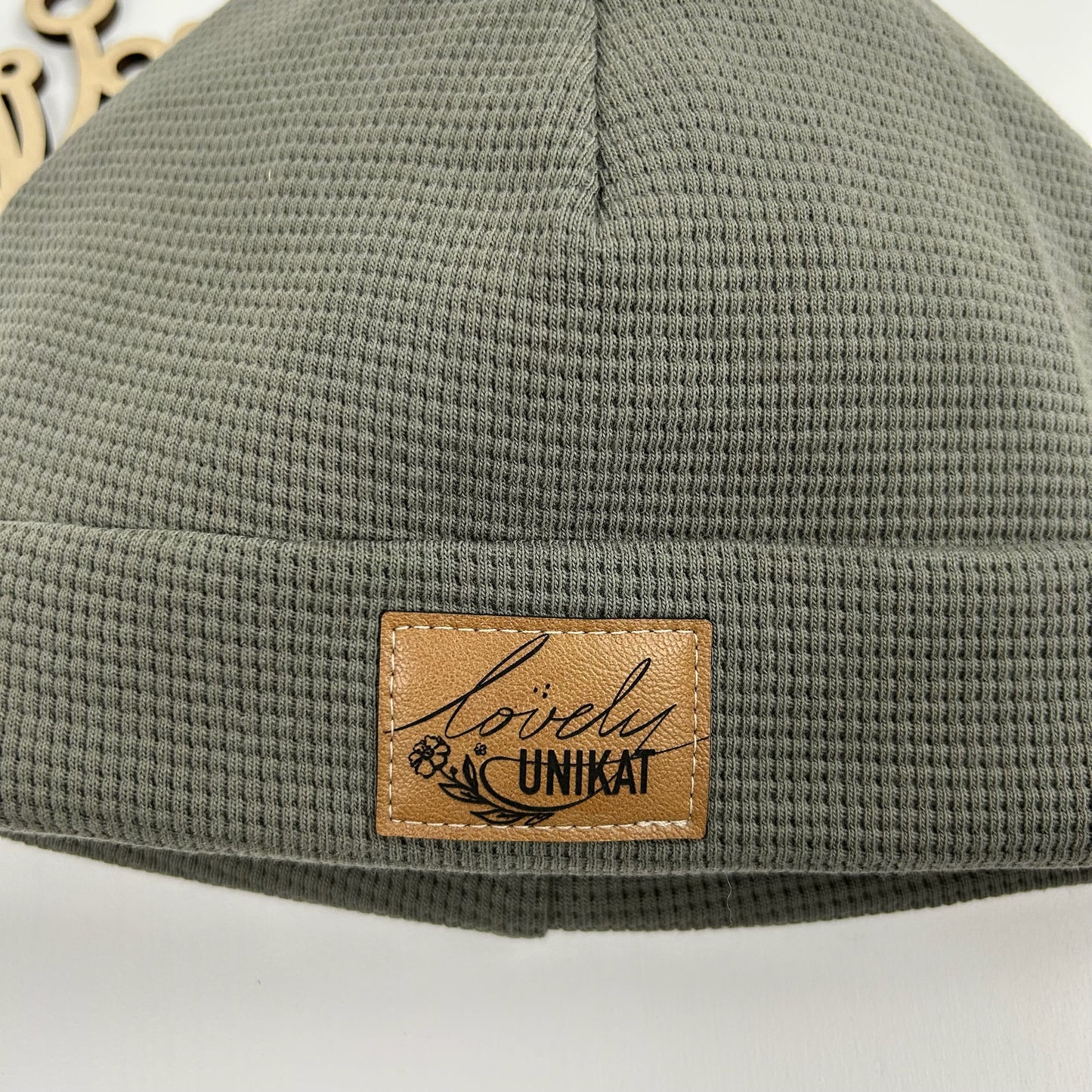 Waffelstrick Hipster Mütze Khaki mit Label lovely Unikat