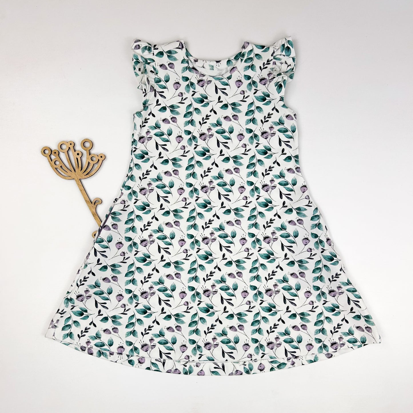 Blütenzauber – Sommerkleid mit floralem Blätterprint
