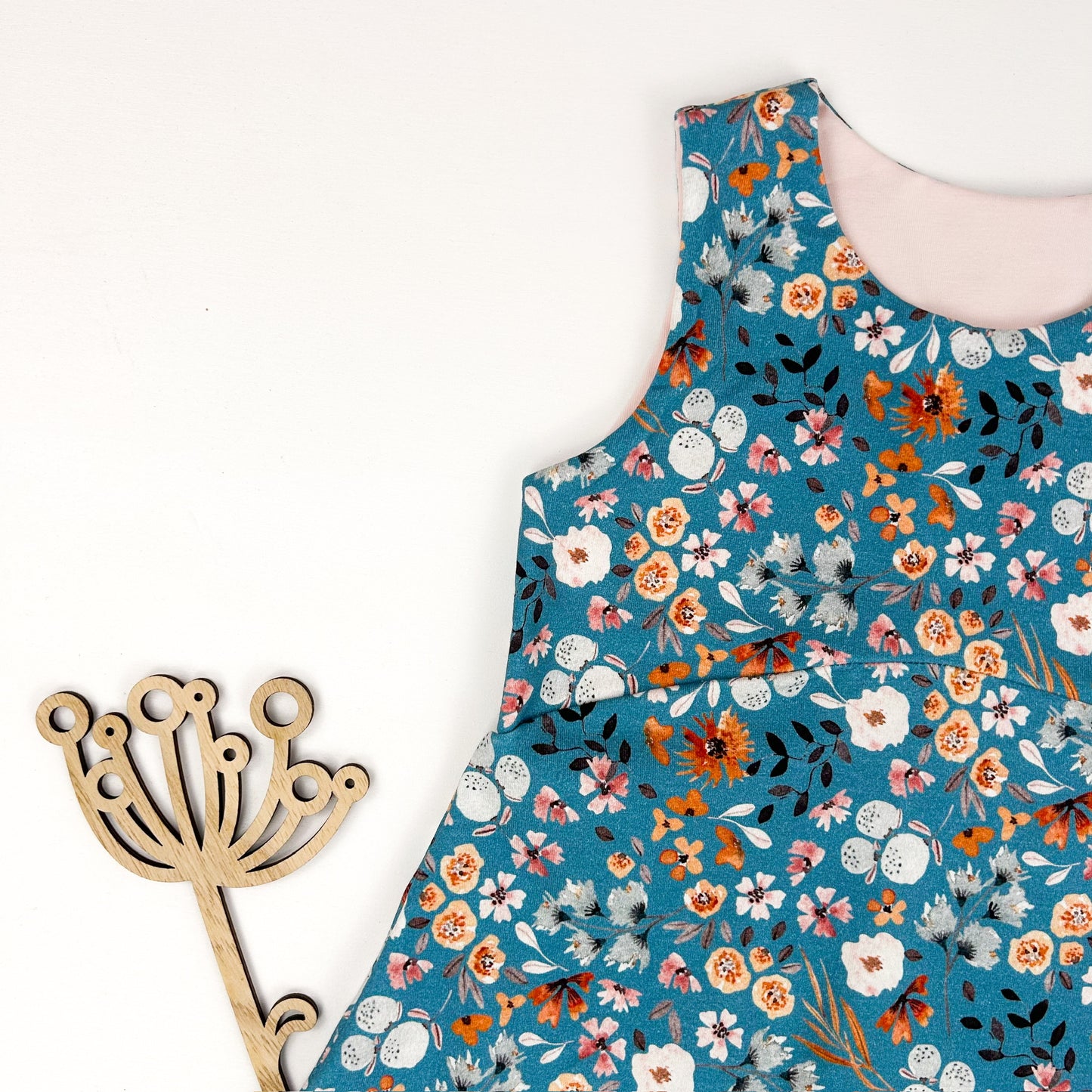 Blütenwiese – Sommerkleid in Petrolblau