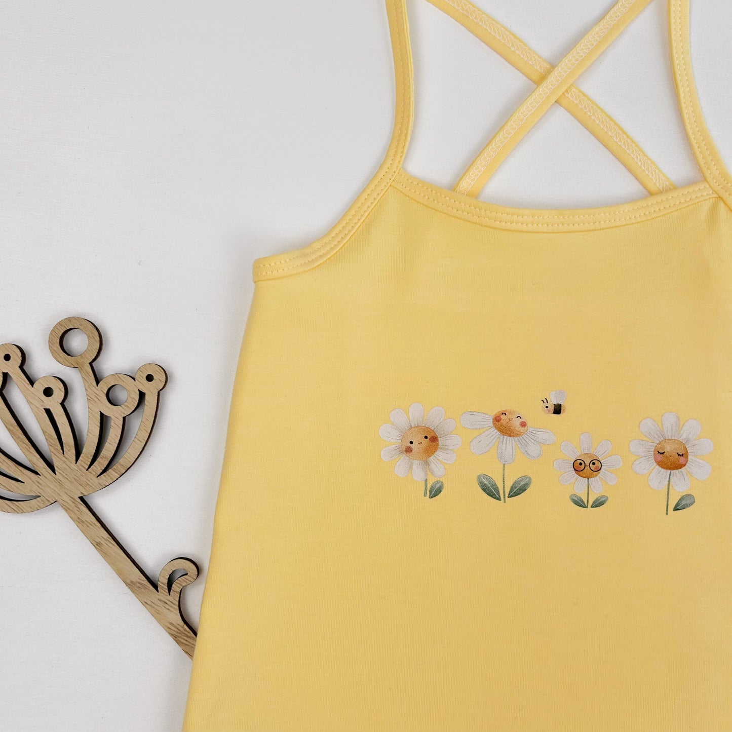 Sonnenschein – Sommertop mit Gänseblümchen-Motiv