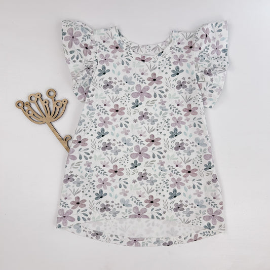 Blütenzauber – Rüschen-Shirt in zarten Pastelltönen