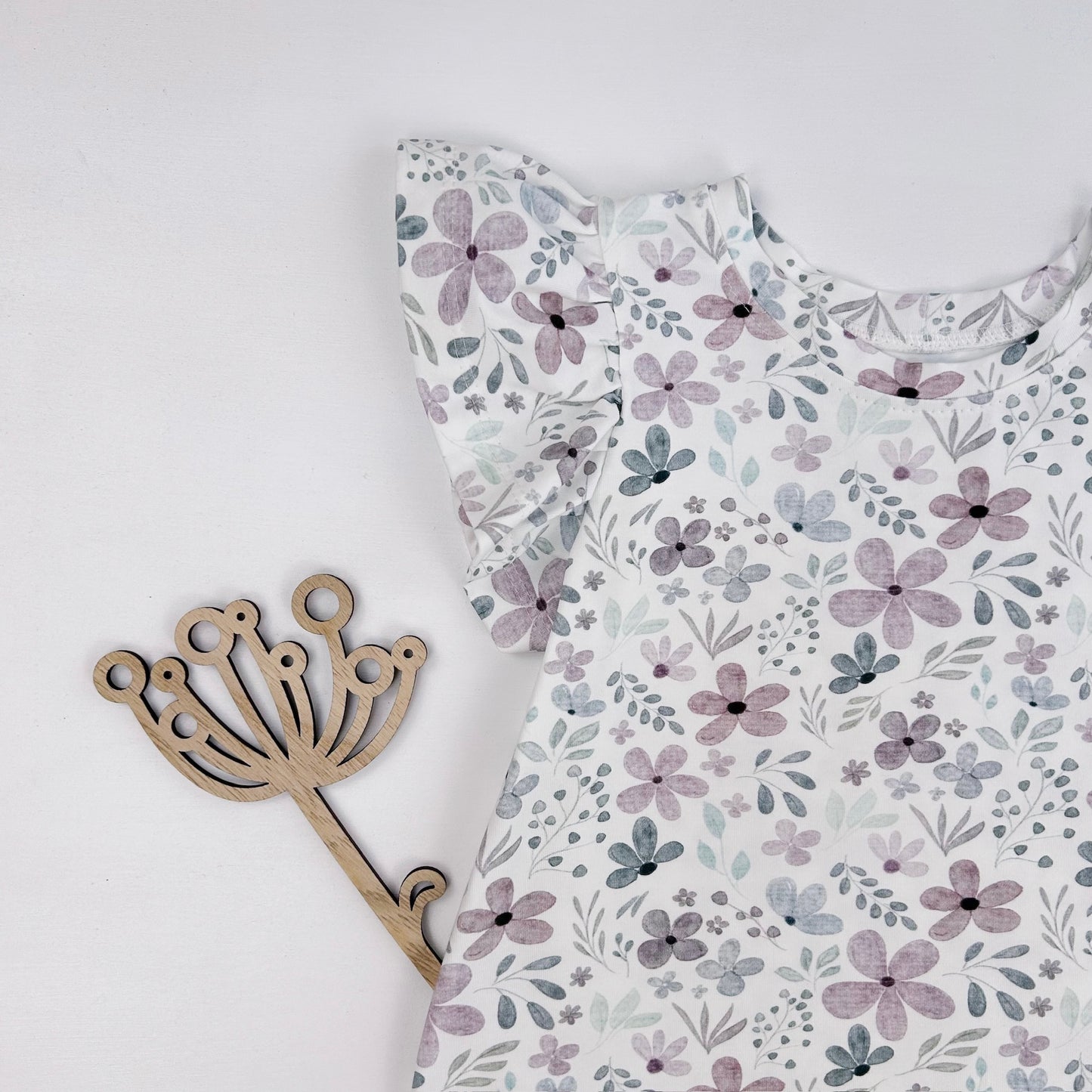 Blütenzauber – Rüschen-Shirt in zarten Pastelltönen