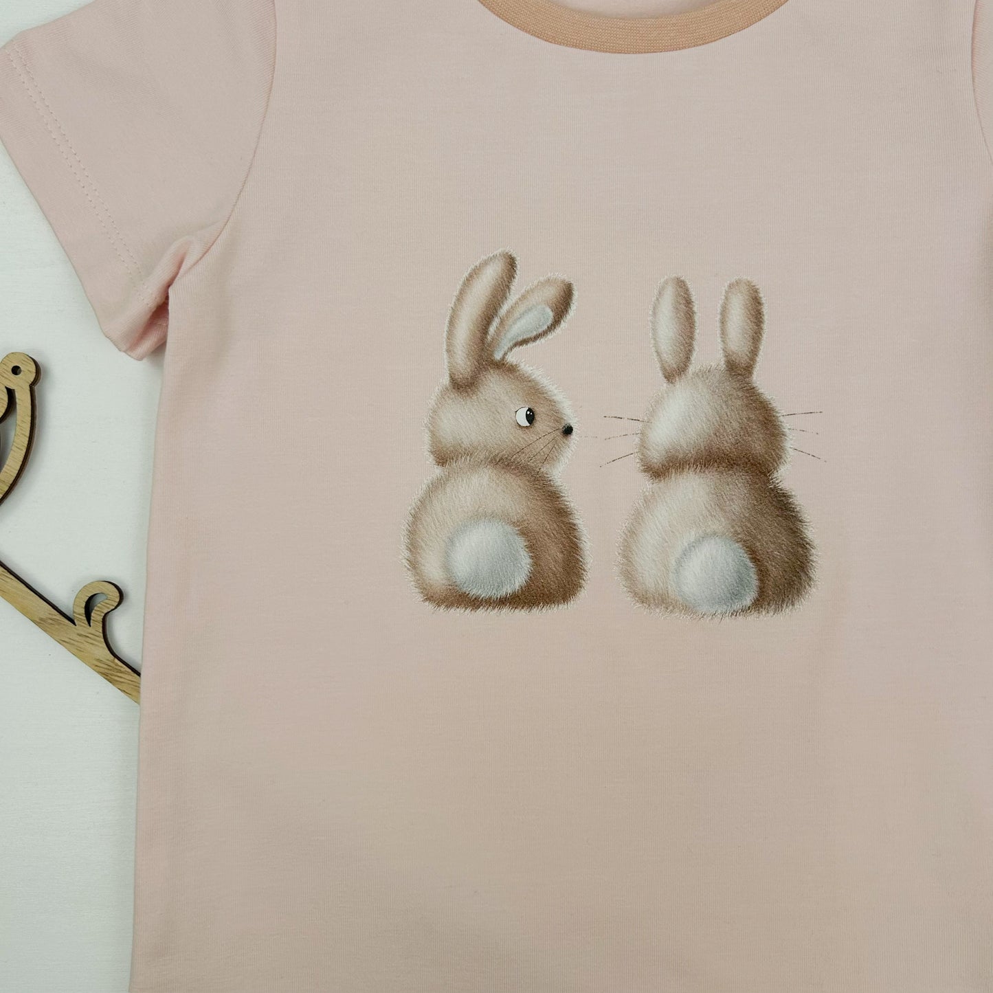 Häschenliebe – zartes Kinder T-Shirt mit süßem Hasenprint