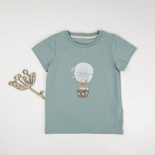 Himmelsreise – Kinder T-Shirt mit Heißluftballon-Hasenmotiv