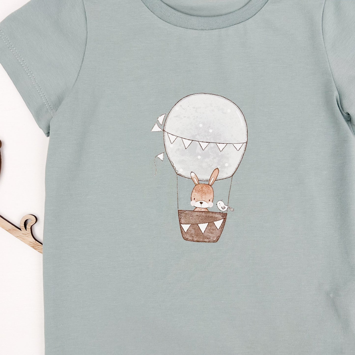 Himmelsreise – Kinder T-Shirt mit Heißluftballon-Hasenmotiv
