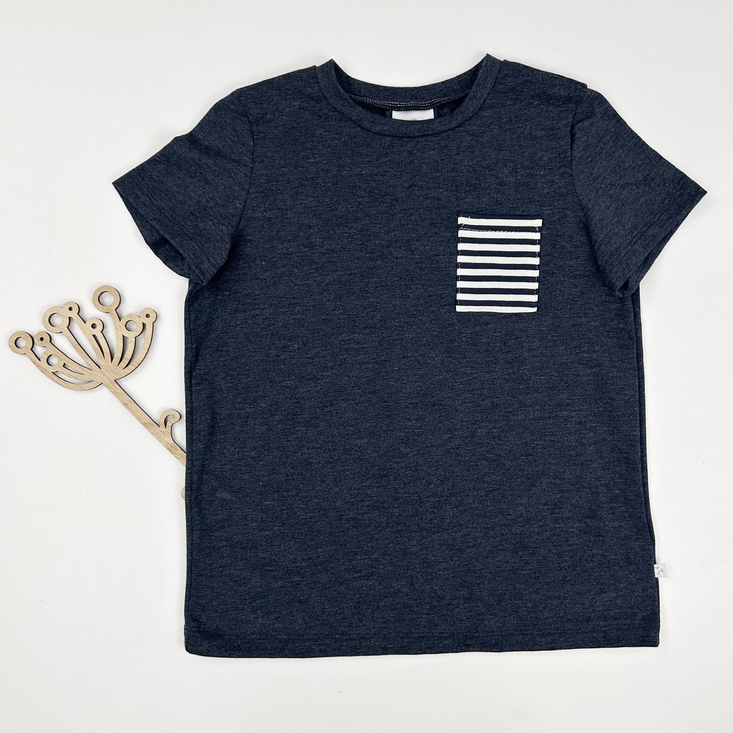 Nordlicht – schlichtes Kinder T-Shirt mit maritimer Brusttasche