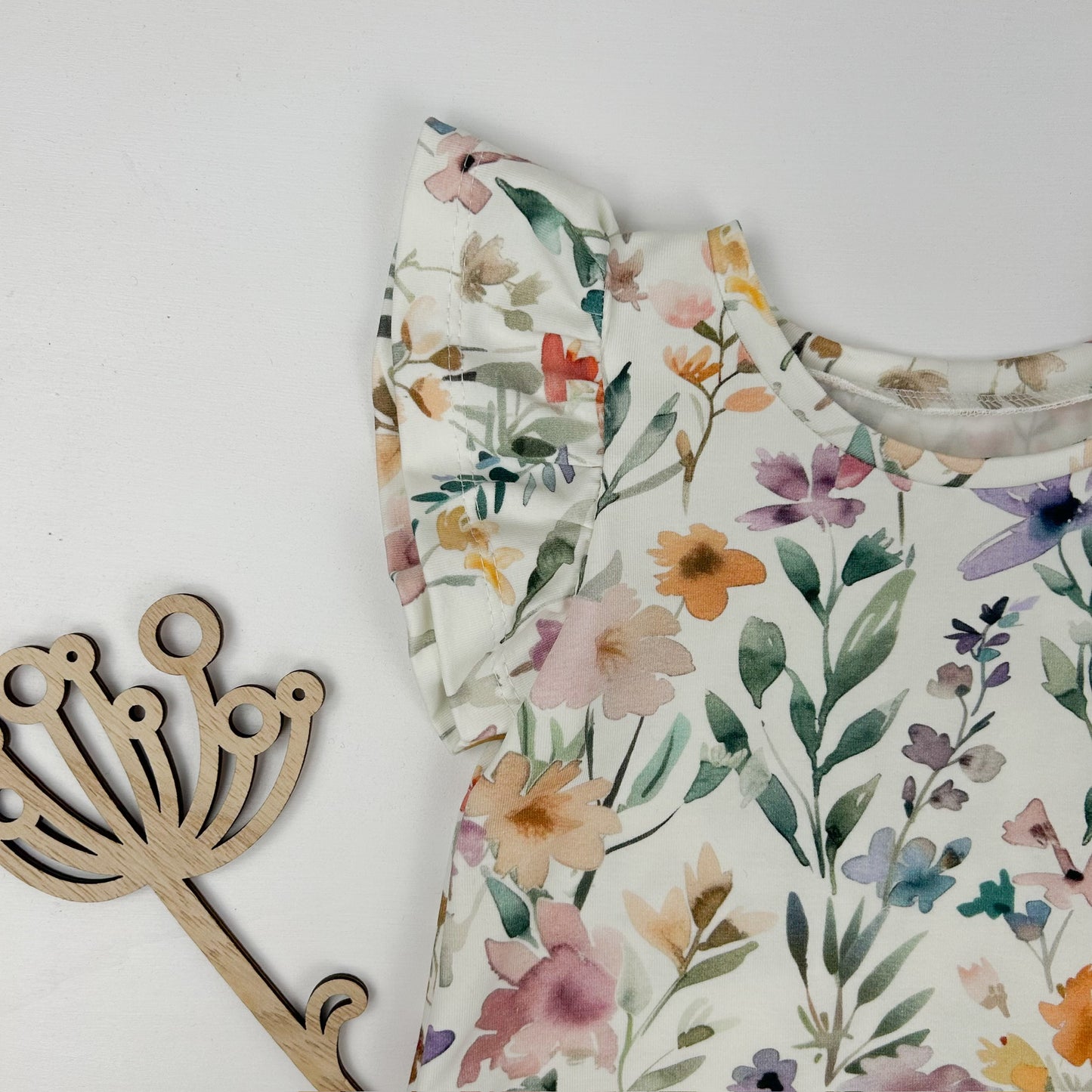 Blütenzauber – Shirt mit verspielten Flügelärmeln