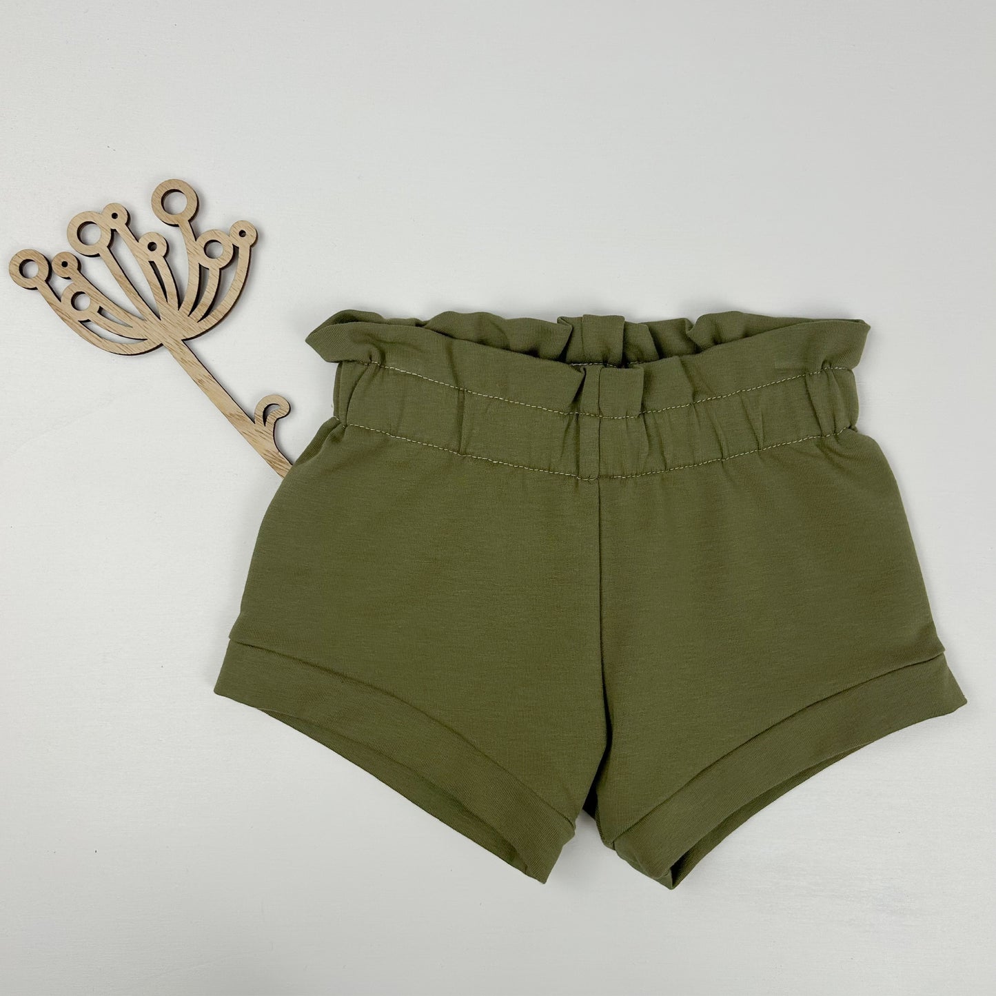 Waldliebe – Paperbag-Shorts in Olivgrün