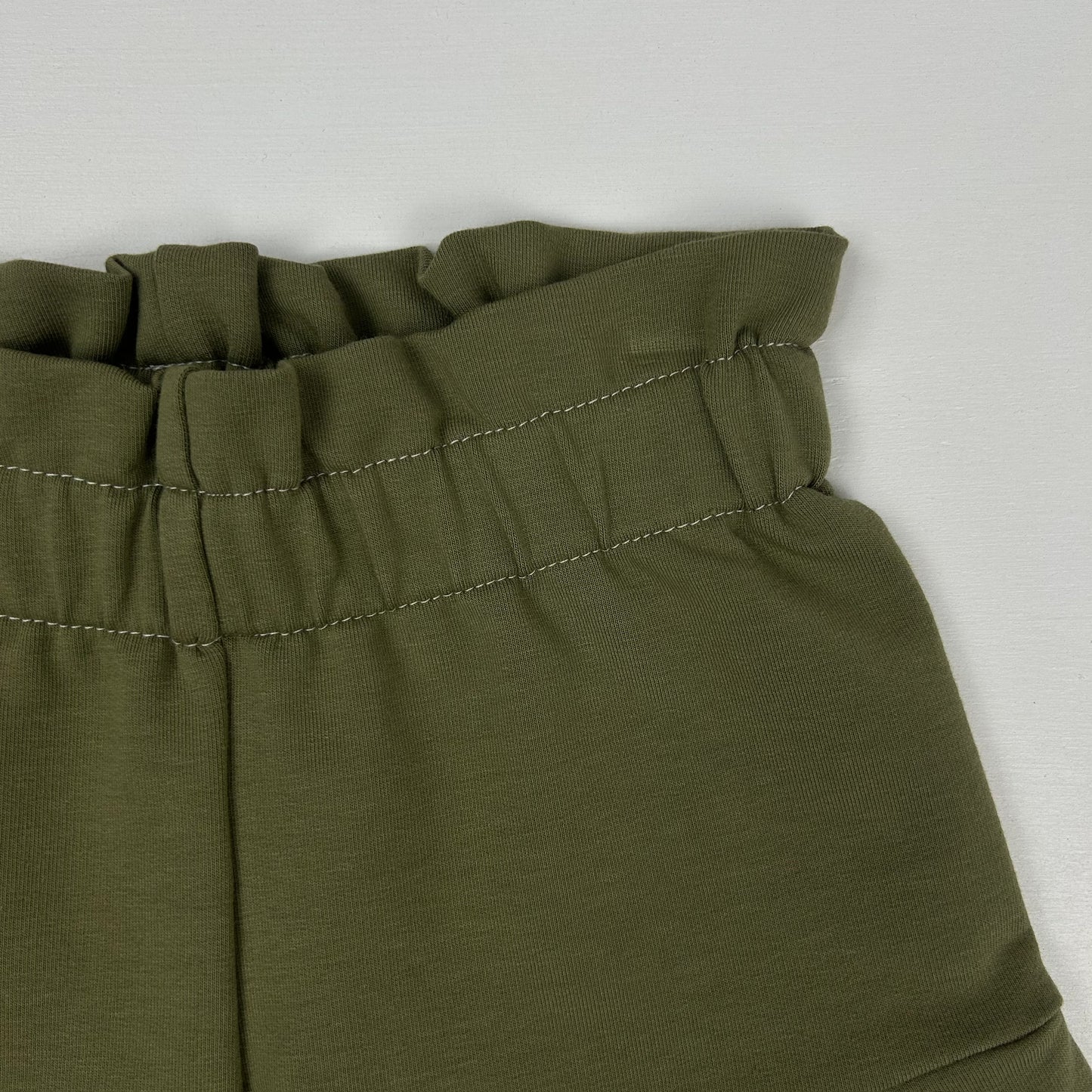 Waldliebe – Paperbag-Shorts in Olivgrün
