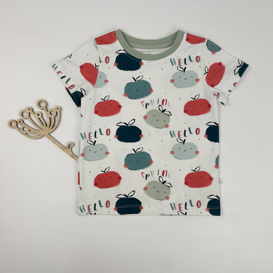 Frühlingsgrüße – Kinder-Shirt mit fröhlichem Apfel-Print