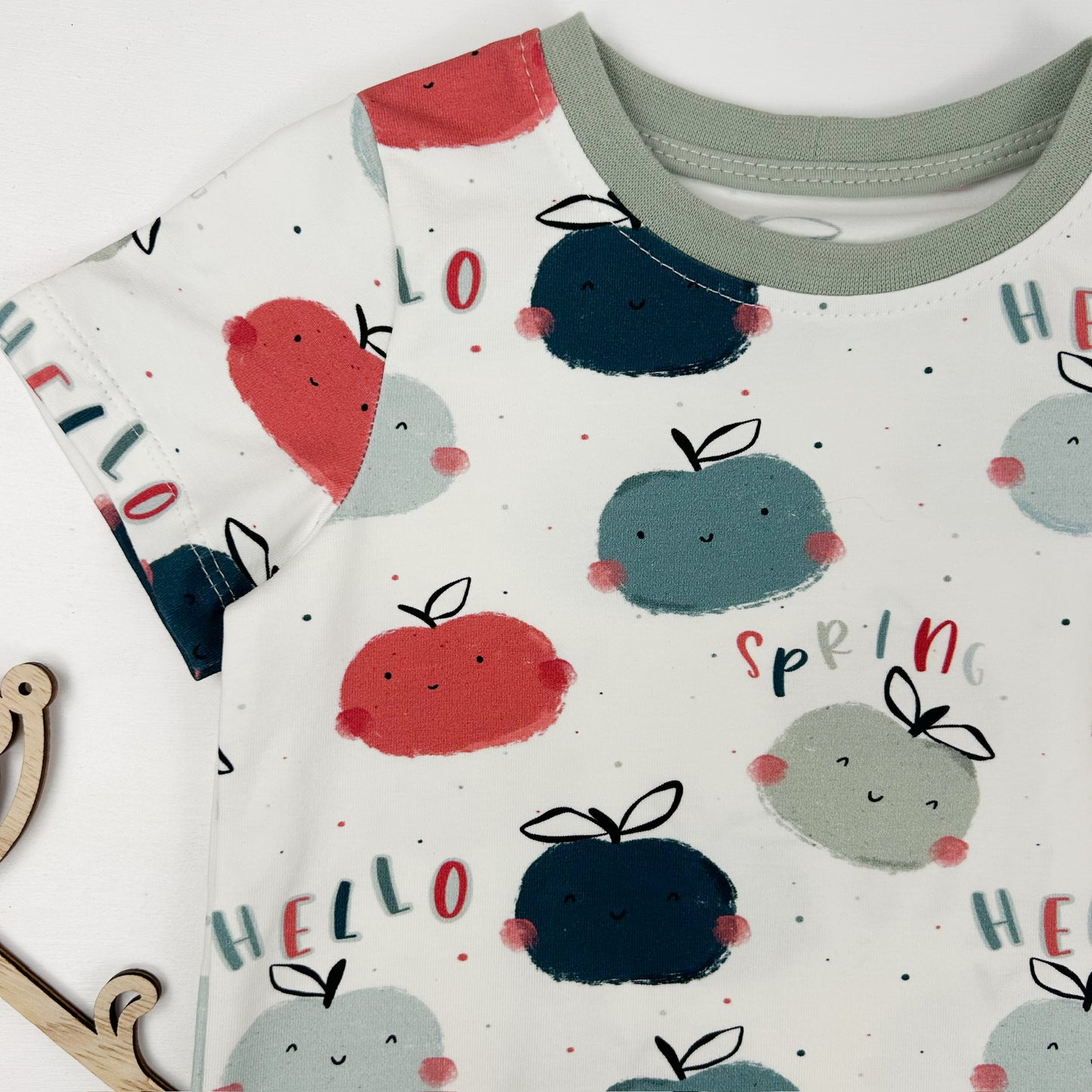 Frühlingsgrüße – Kinder-Shirt mit fröhlichem Apfel-Print