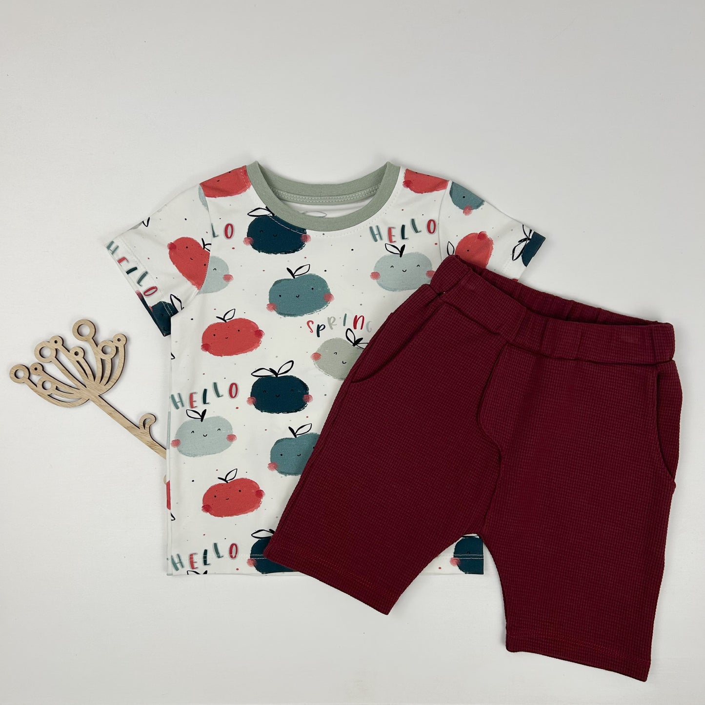 Frühlingsgrüße – Kinder-Shirt mit fröhlichem Apfel-Print