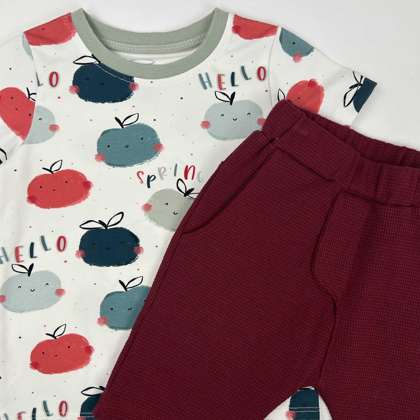 Frühlingsgrüße – Kinder-Shirt mit fröhlichem Apfel-Print