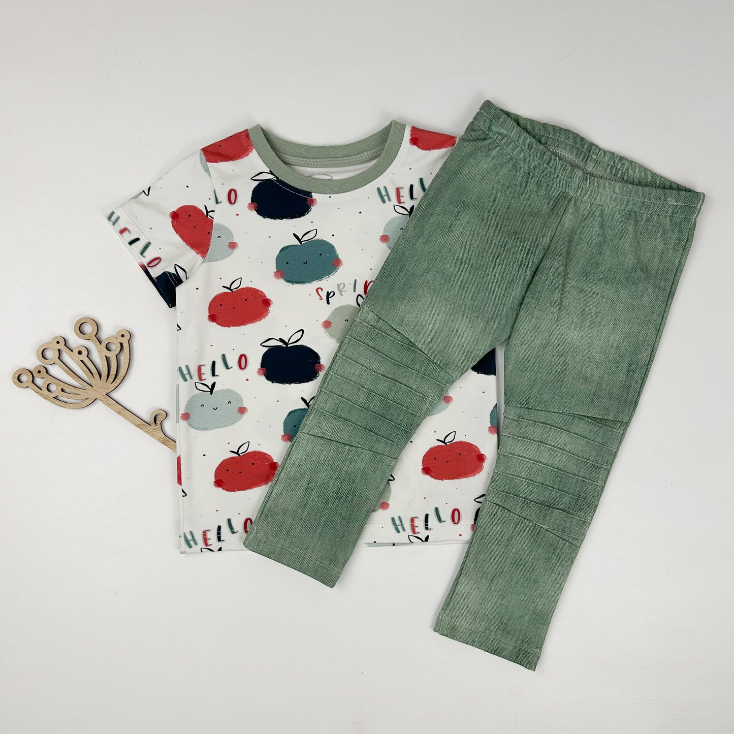 Frühlingsgrüße – Kinder-Shirt mit fröhlichem Apfel-Print