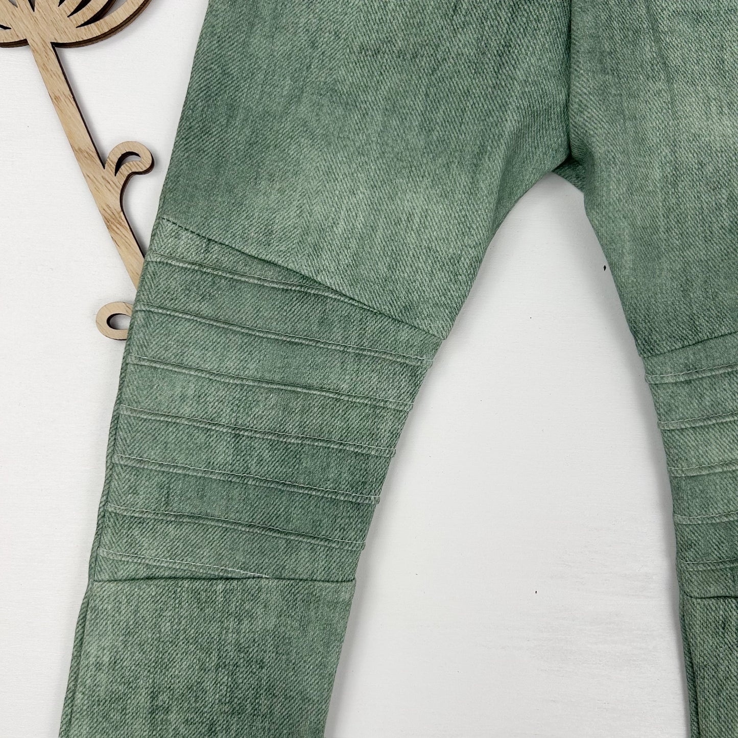 Abenteuergrün – Bikerhose im Jeans-Look
