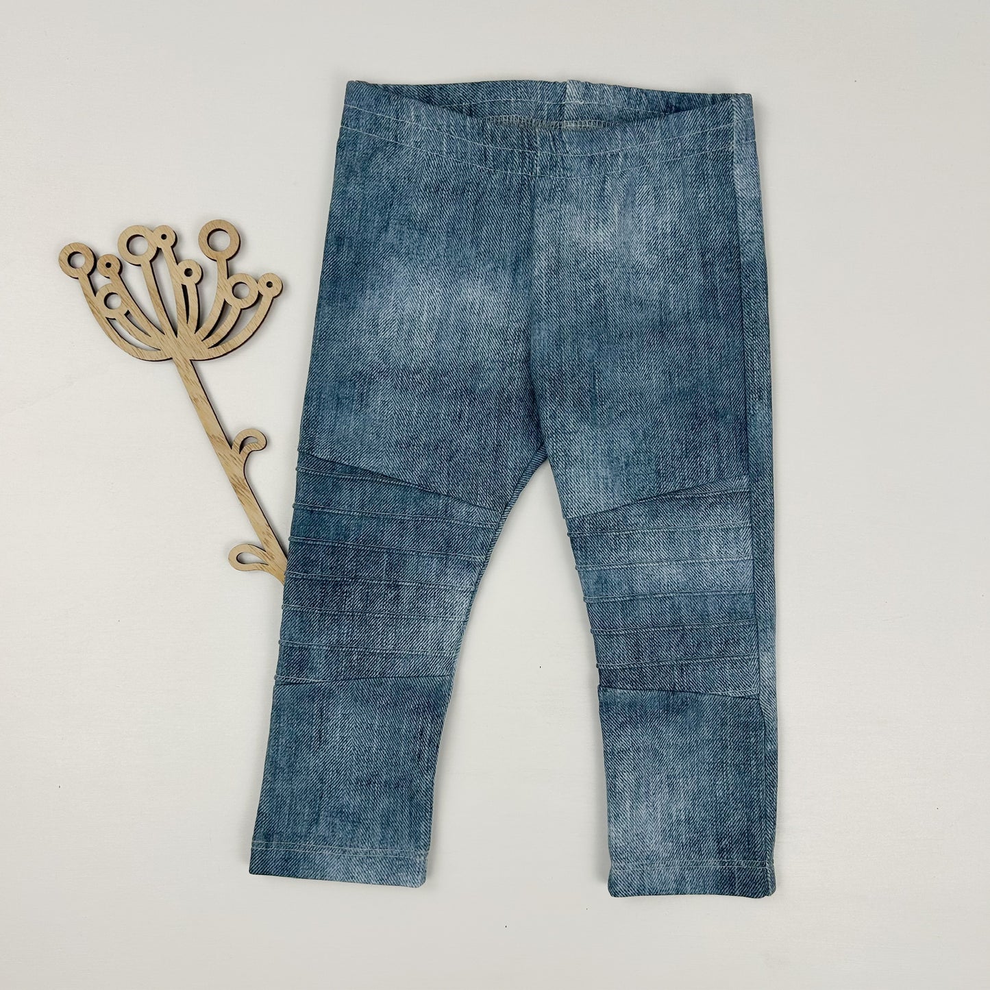 Denim-Abenteuer – Bikerhose im Jeans-Look