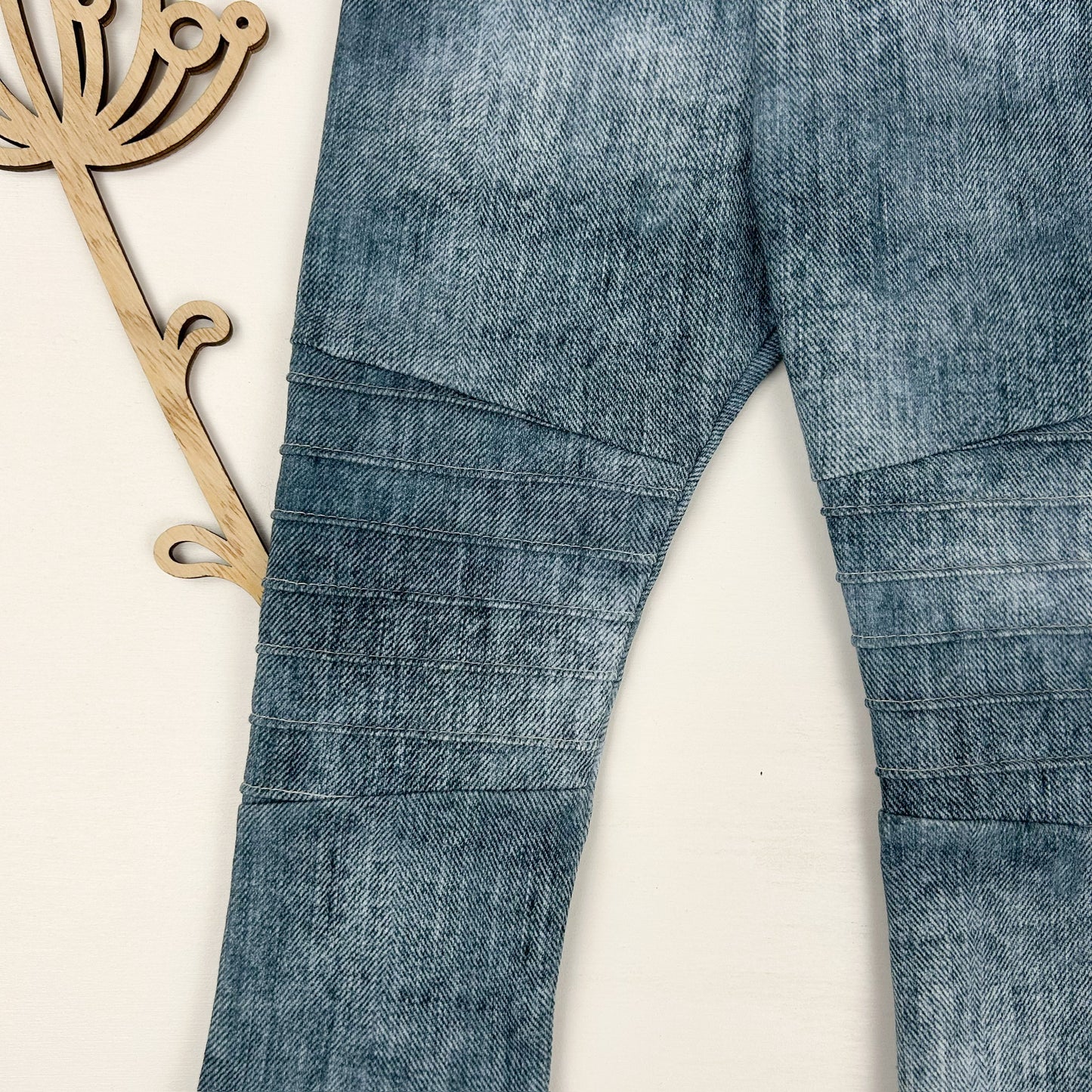 Denim-Abenteuer – Bikerhose im Jeans-Look