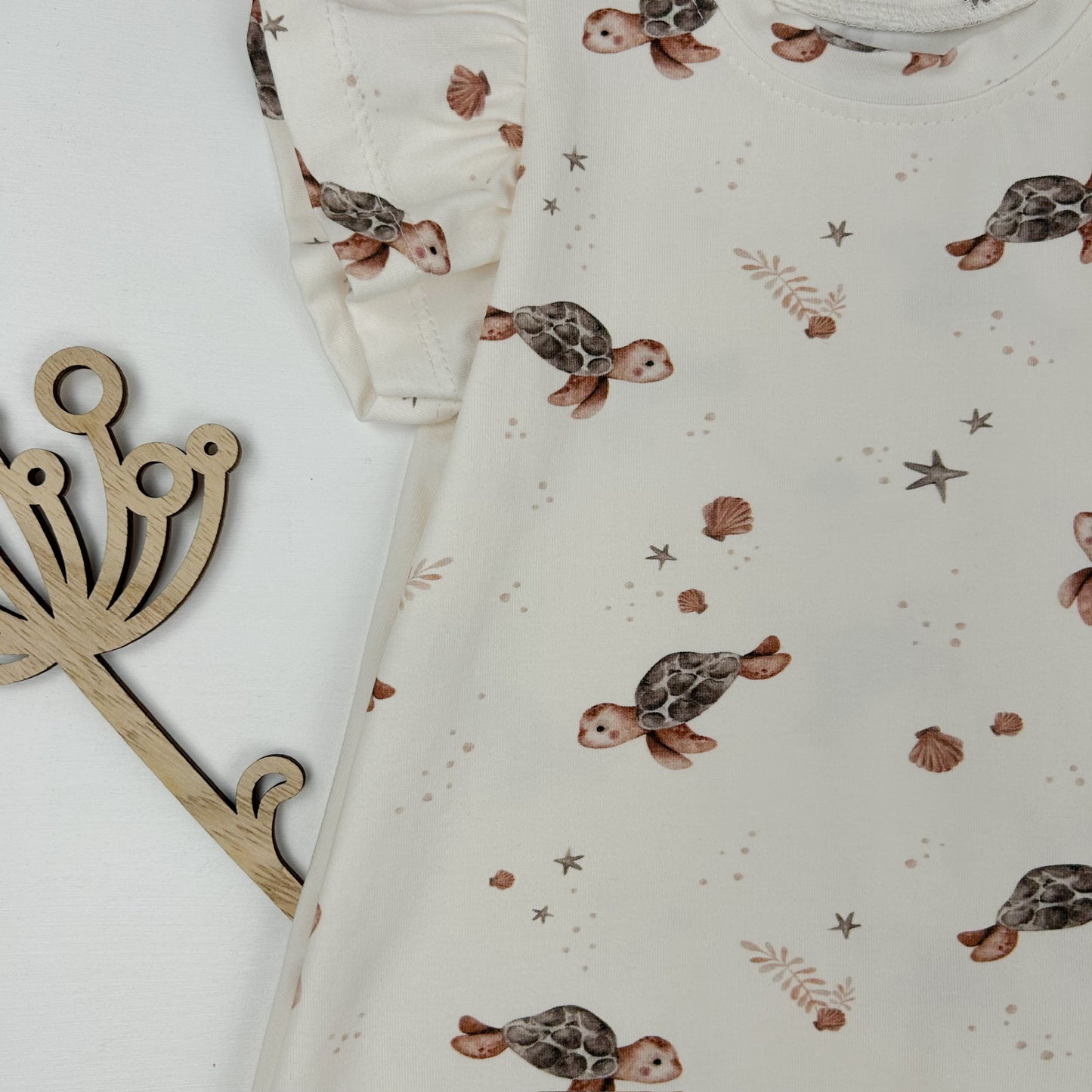 Meereszauber – Shirt mit liebevollem Schildkröten-Print