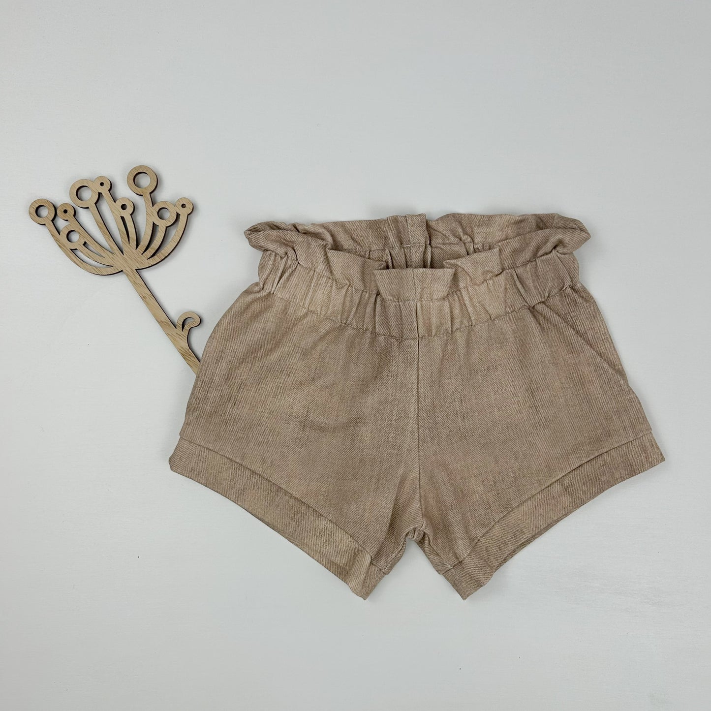 Naturzauber – Paperbag-Shorts in sanftem Beige