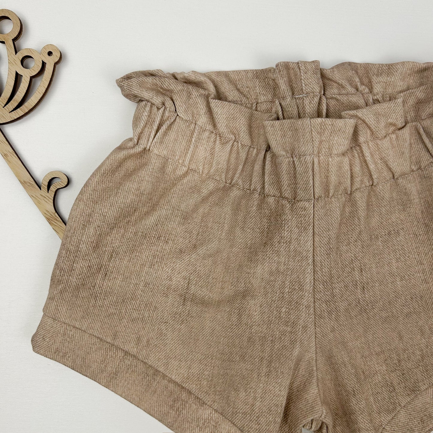 Naturzauber – Paperbag-Shorts in sanftem Beige