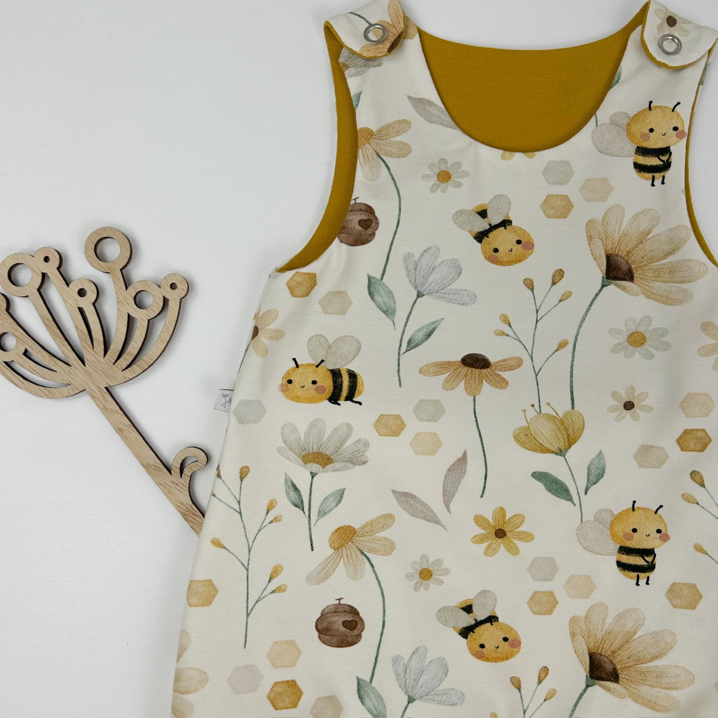 Bienenglück – Sommerlicher Einteiler mit liebevollem Bienen-Print