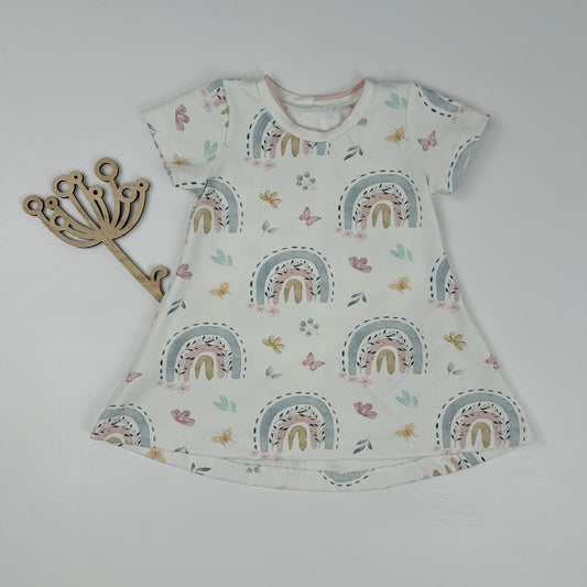 Regenbogenzauber – Kleid mit zartem Boho-Regenbogen-Muster