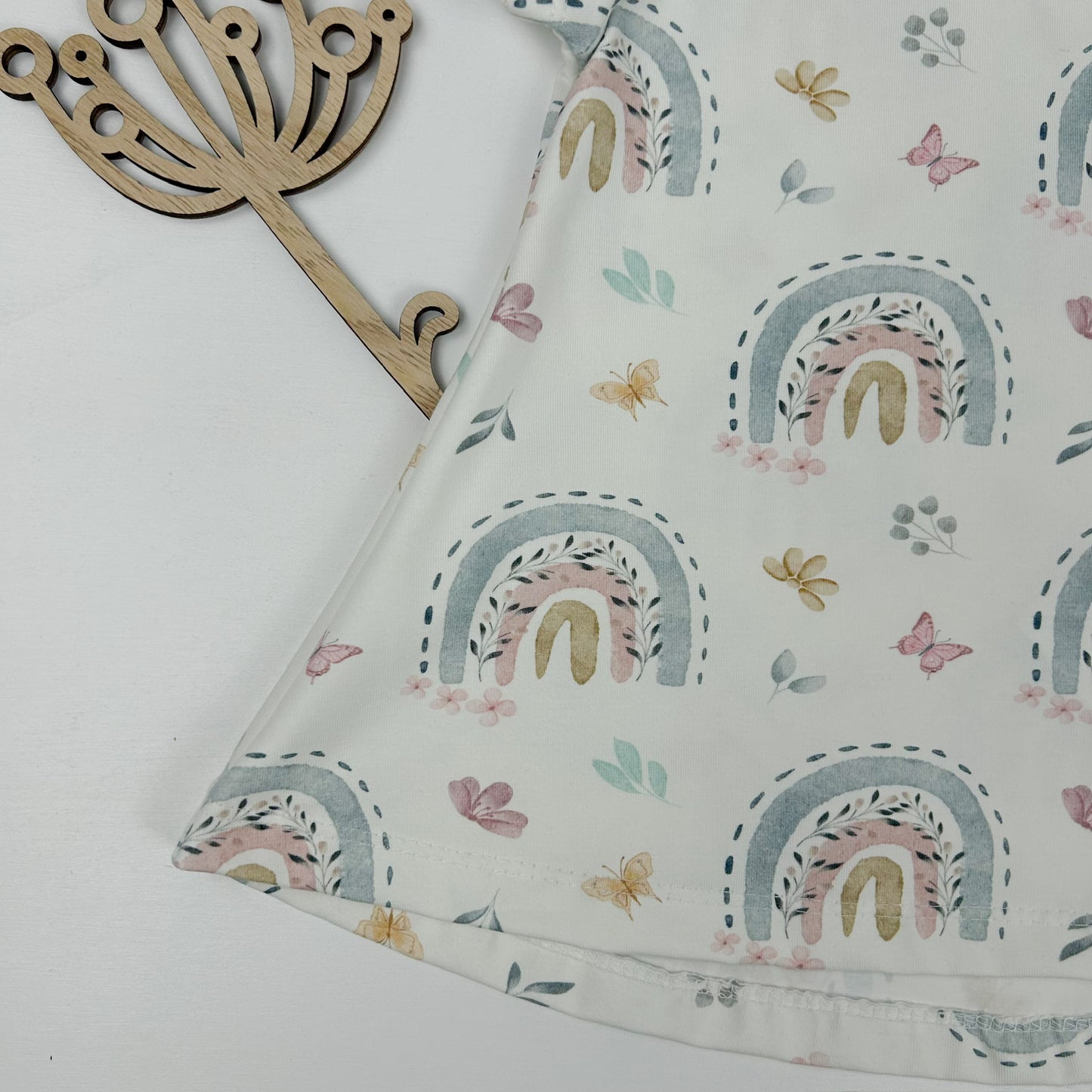 Regenbogenzauber – Kleid mit zartem Boho-Regenbogen-Muster