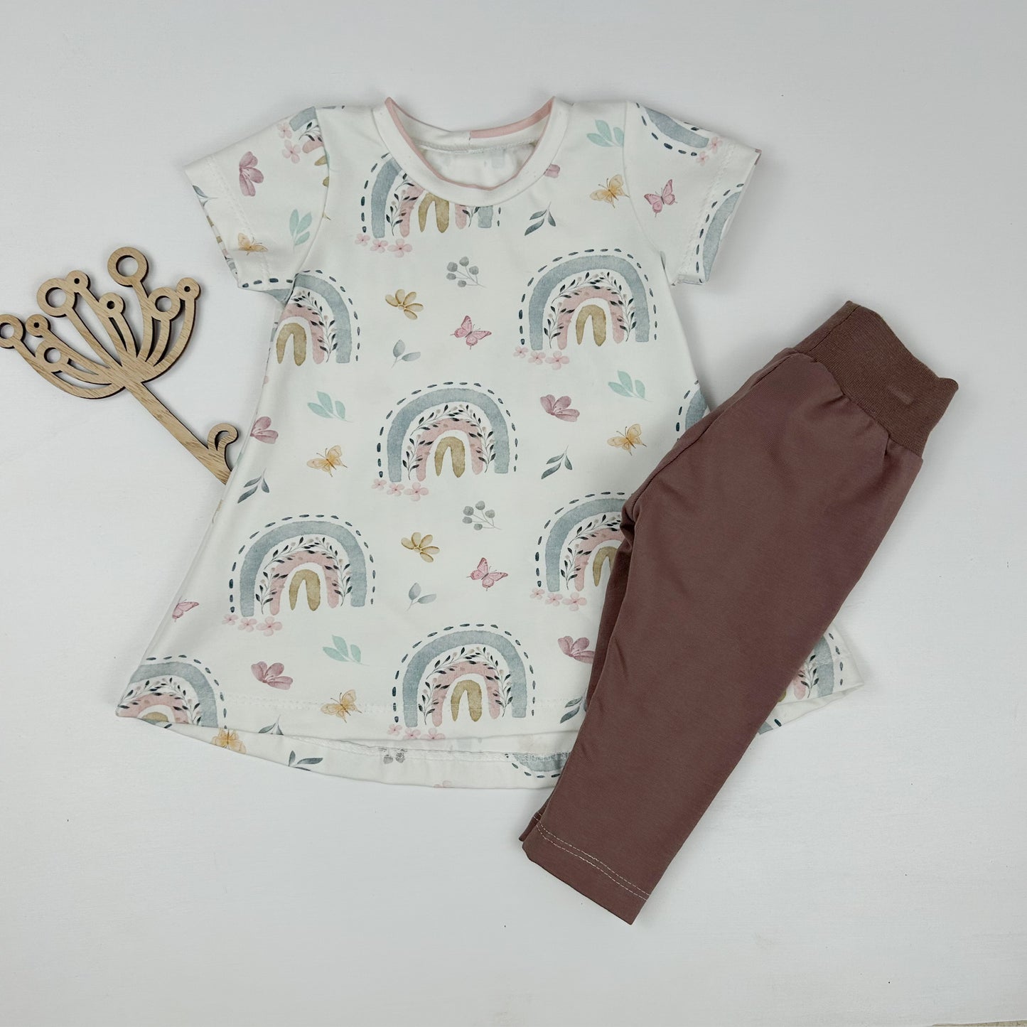 Regenbogenzauber – Kleid mit zartem Boho-Regenbogen-Muster