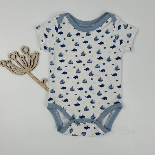 Kleine Seefahrt – Babybody mit Wal- & Segelboot-Print