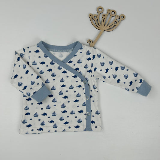 Kleine Seefahrt – Wickelshirt mit maritimem Wal- & Segelboot-Print